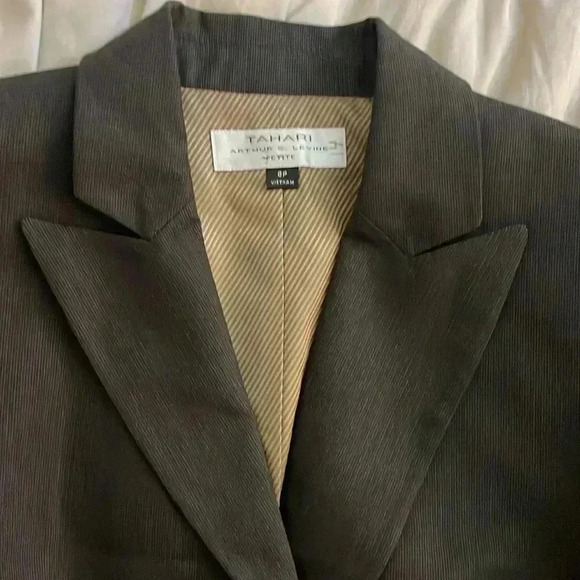 TAHARI Brown Blazer - EUC 8P - Picture 3 of 4